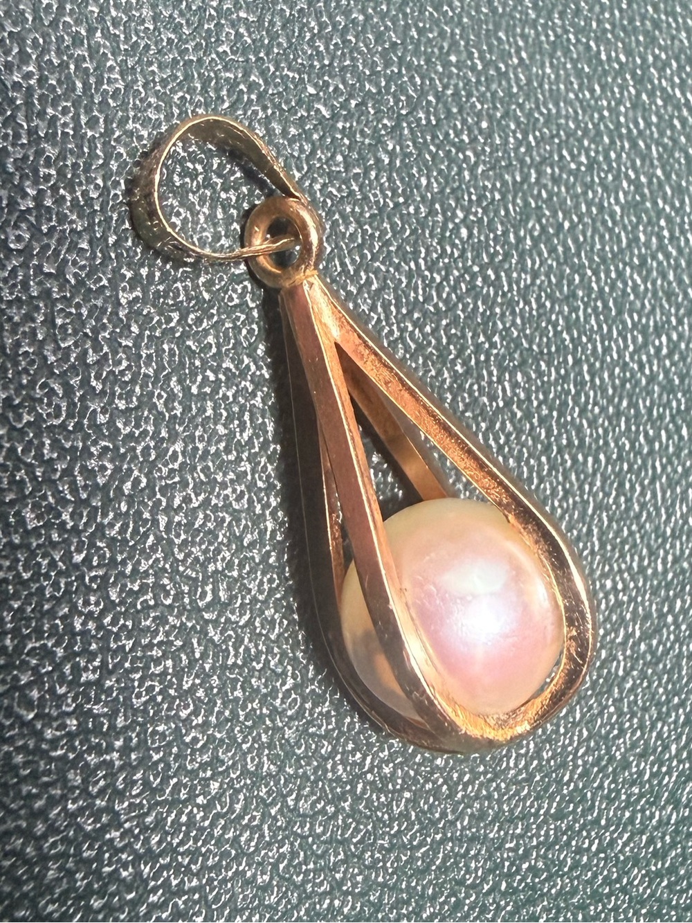 14kt Gold Vintage Teardrop Grasping Pinkish Pearl Solid Sturdy Estate Pendant